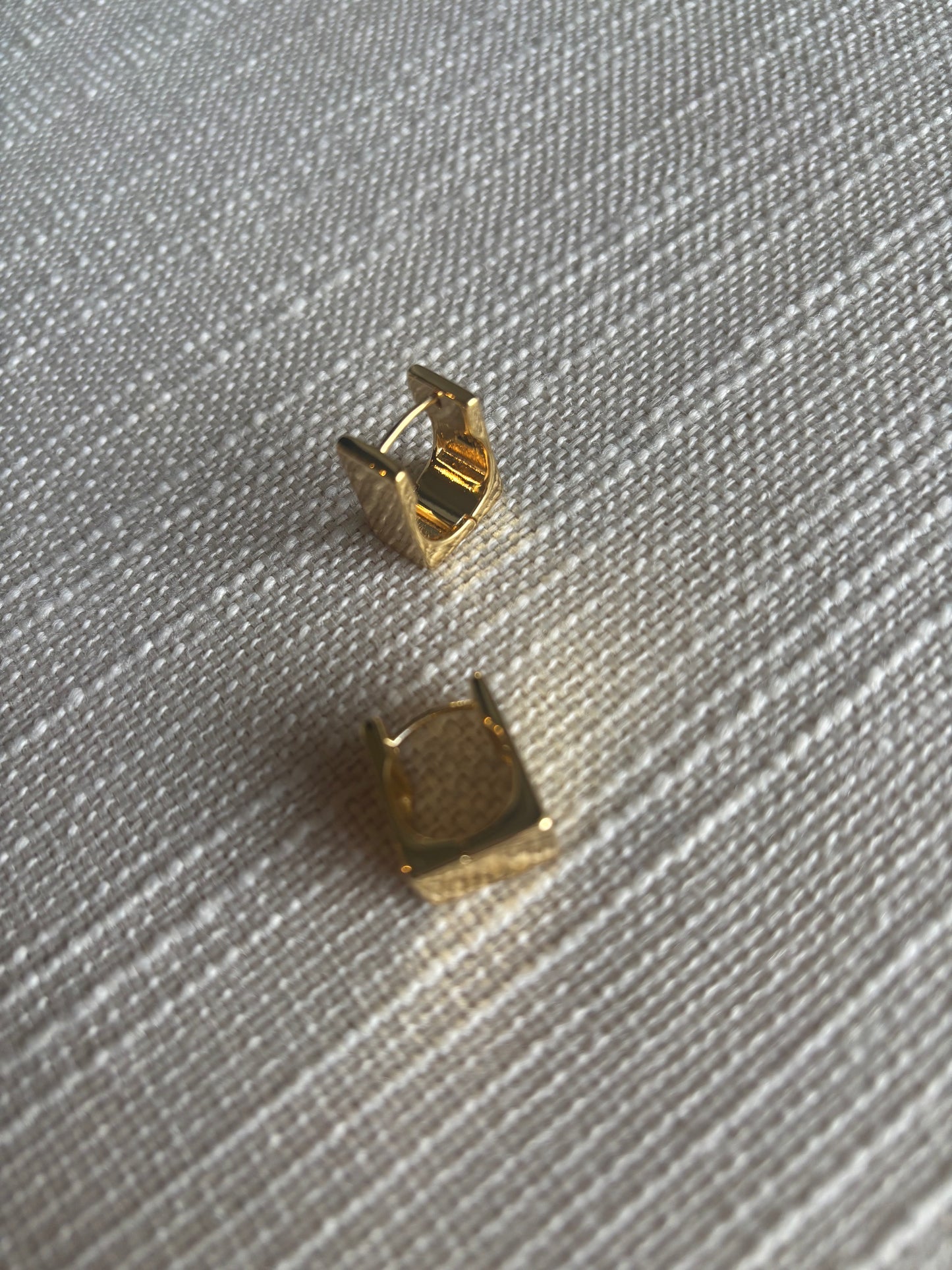 'SHOWGIRL' SQUARE HOOP EARRINGS (GOLD)