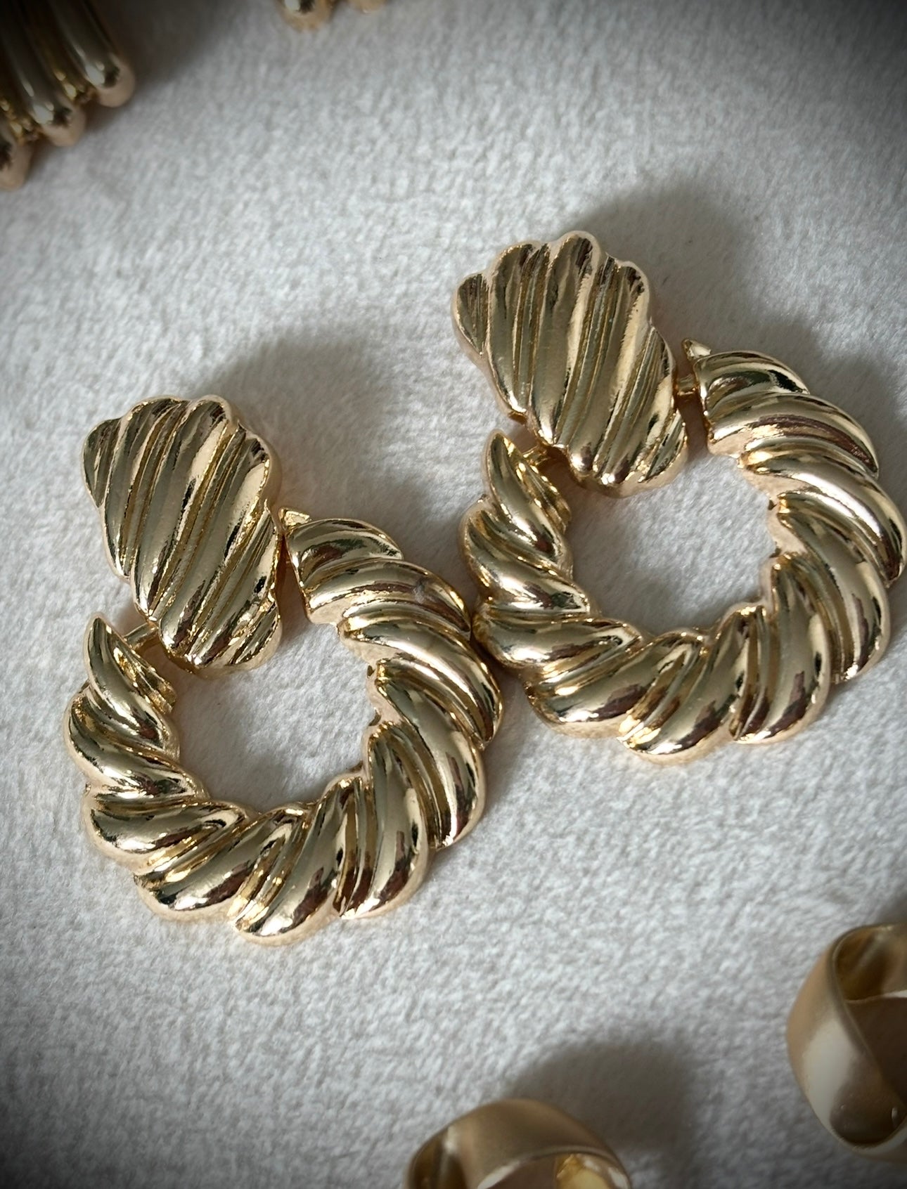 Bobby Twist Door Knok Earrings (Gold)