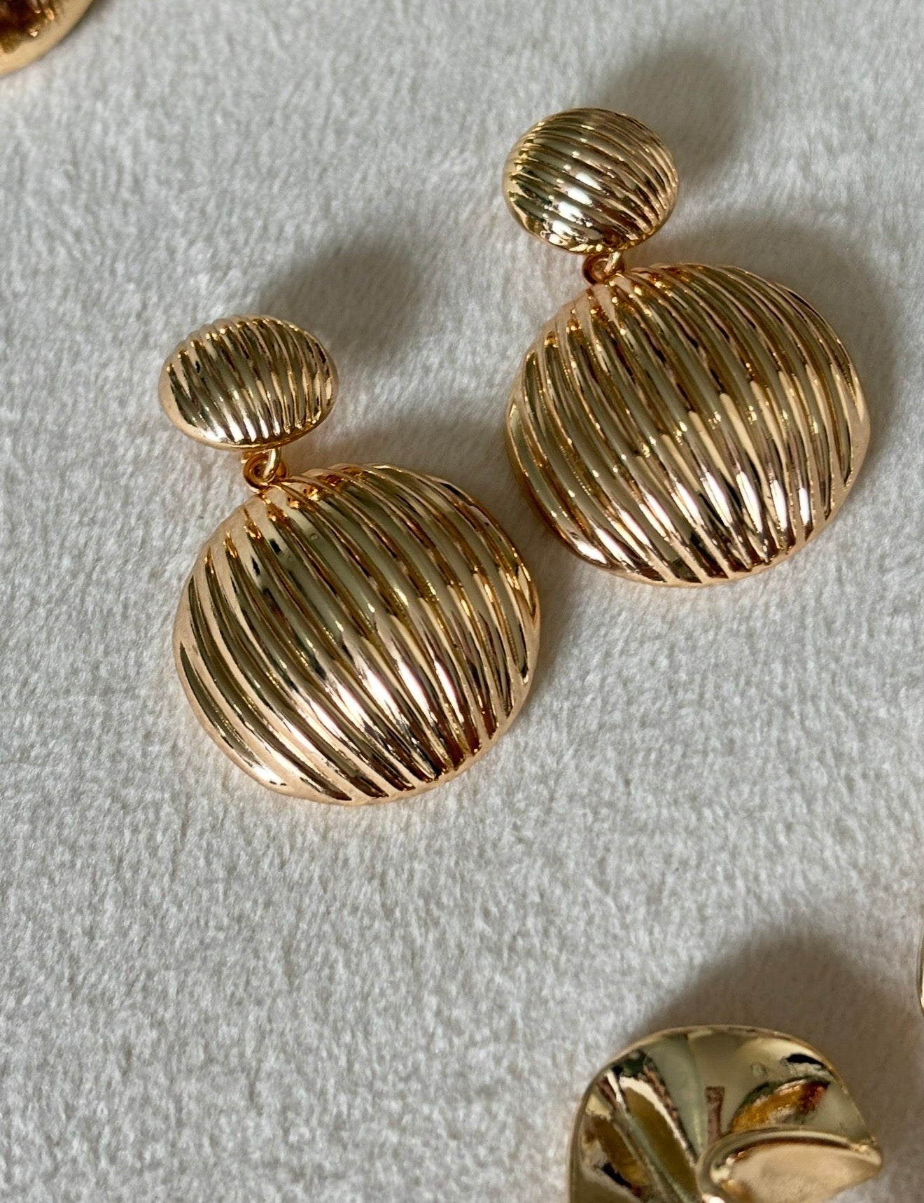 Lumi Ribbed Drop Earrings (Gold)