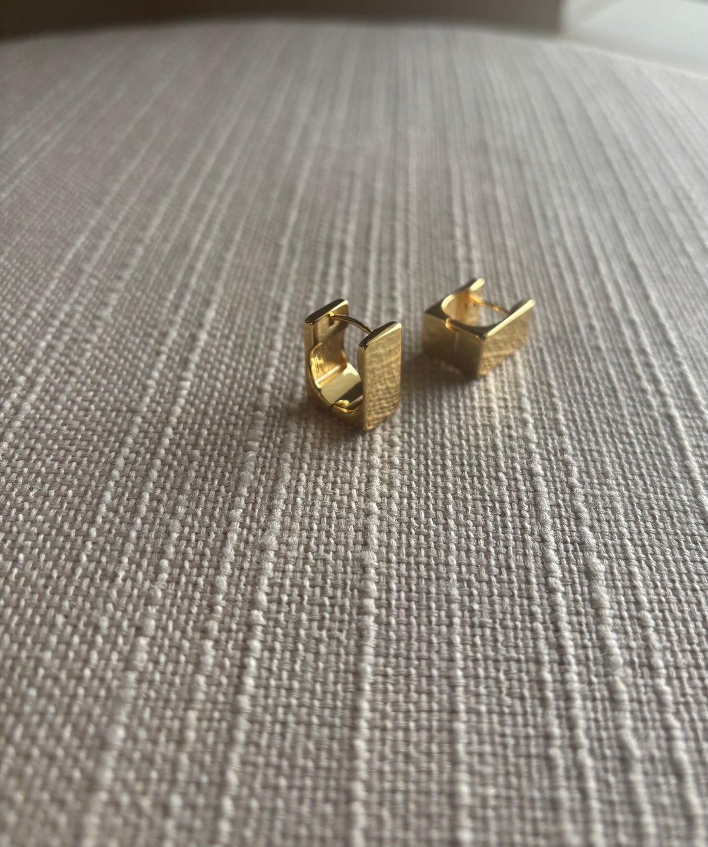 'SHOWGIRL' SQUARE HOOP EARRINGS (GOLD)