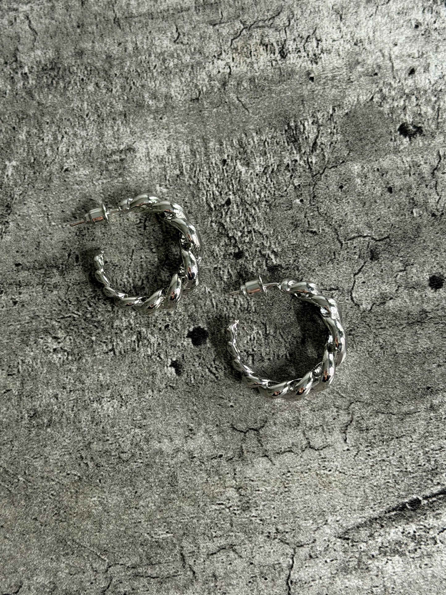 Kendal Twisted Hoop Earrings (Silver)