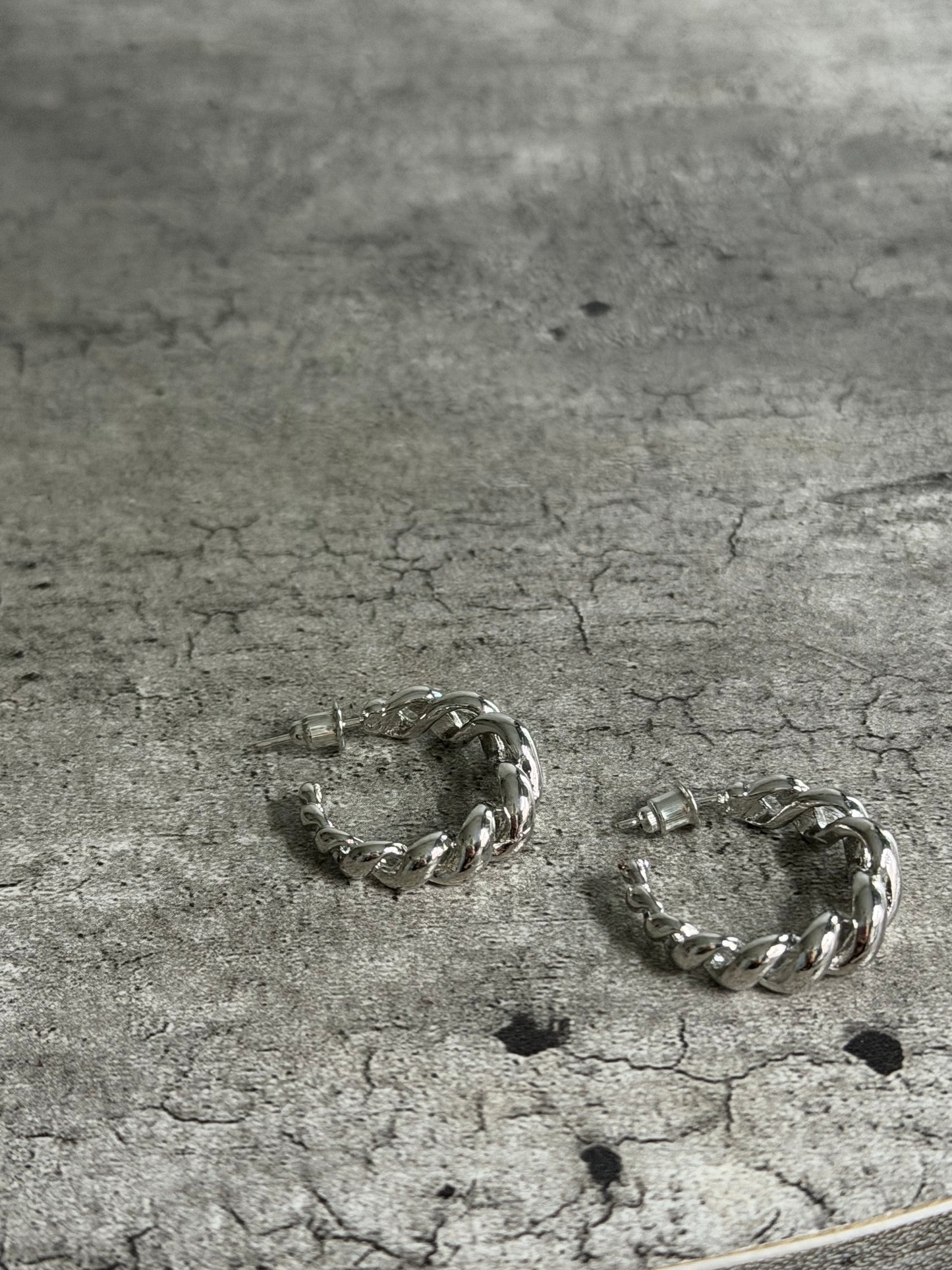 Kendal Twisted Hoop Earrings (Silver)