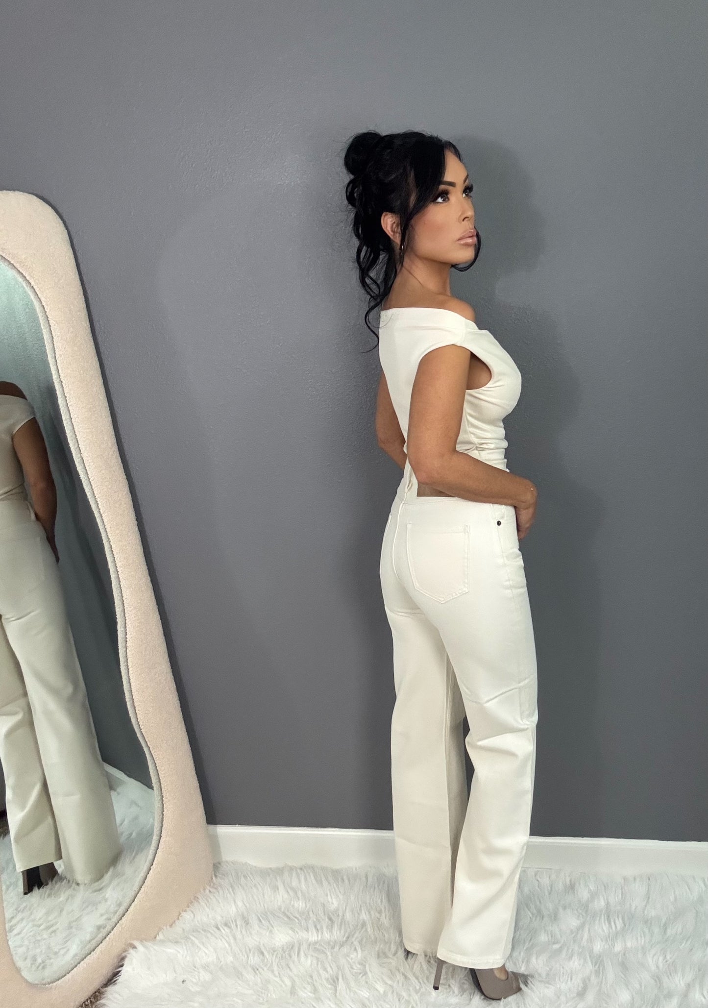 ARI SOFT STRAIGHT LEG MID RISE JEANS (CREAM)