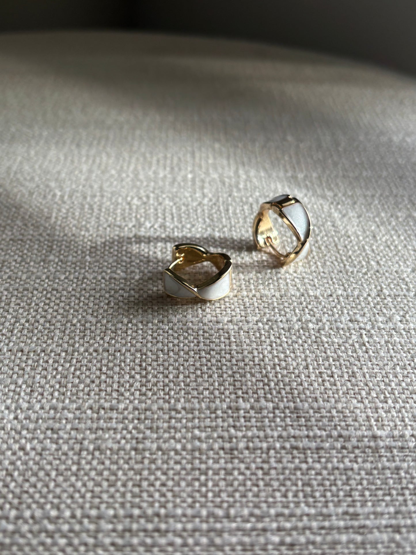 EVA WHITE PEARLIZED HUGGIES