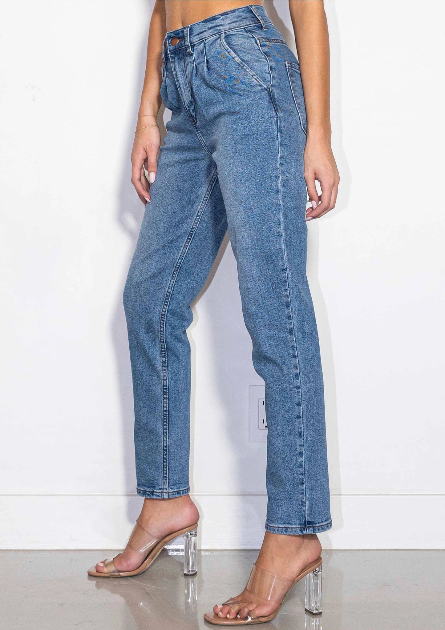 The Arlo Pleated High Waisted Mom Jeans (Medium Wash)