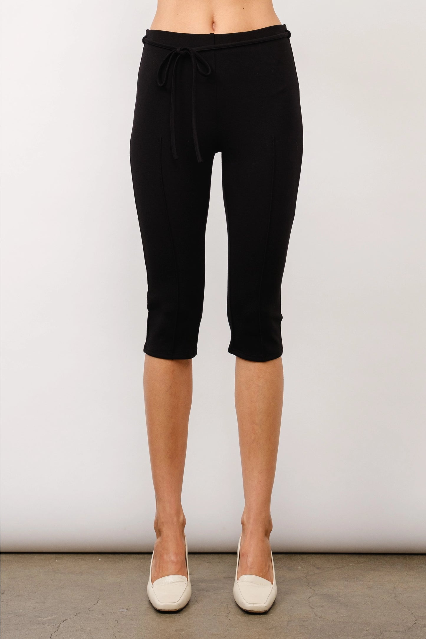 Lorenze Smooth Stretch Capri Pants (Black)